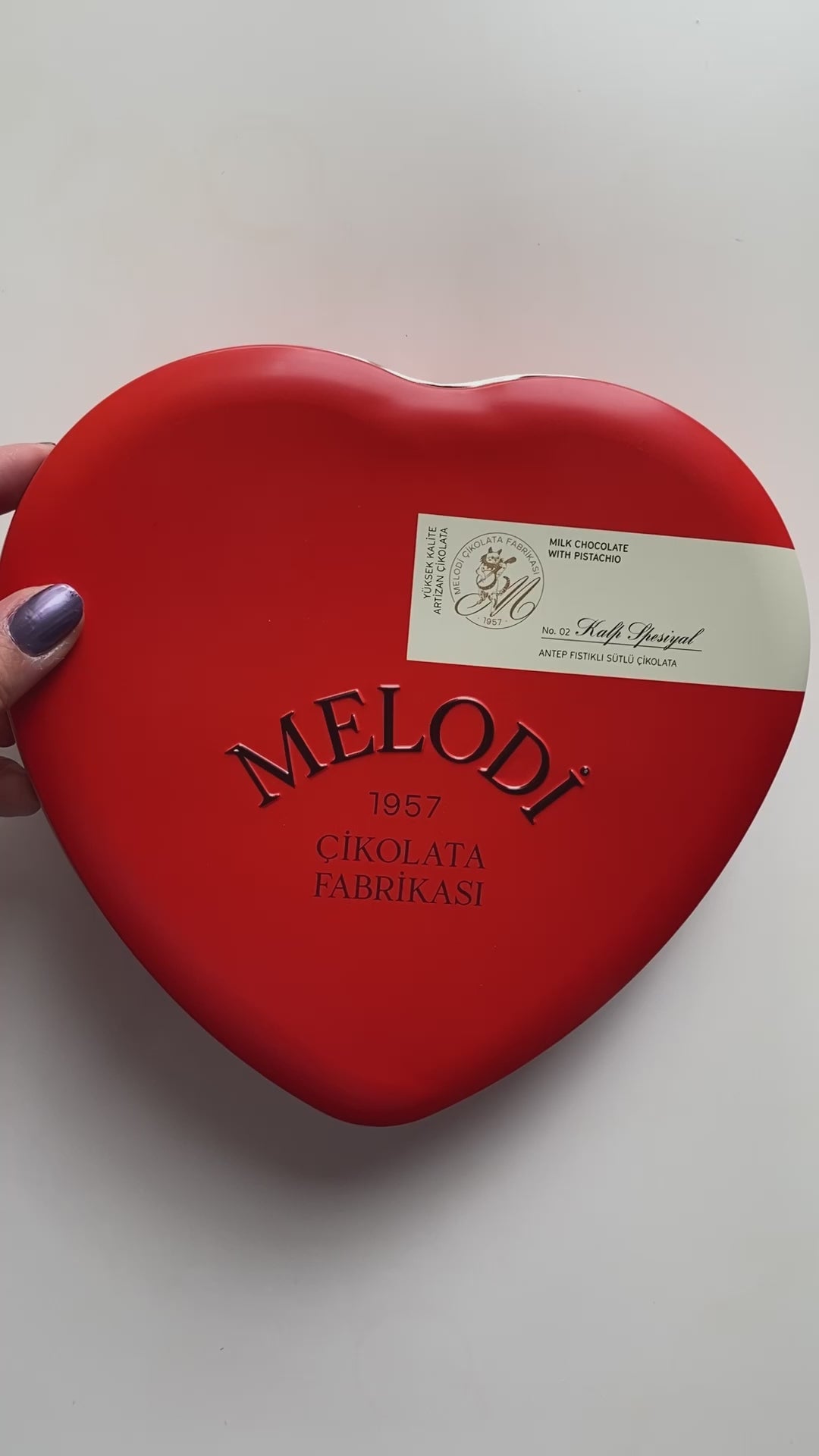 Melodi - Premium-Milchschokolade in einer herzförmigen roten Metallbox - 400 Gramm | Valentinstag