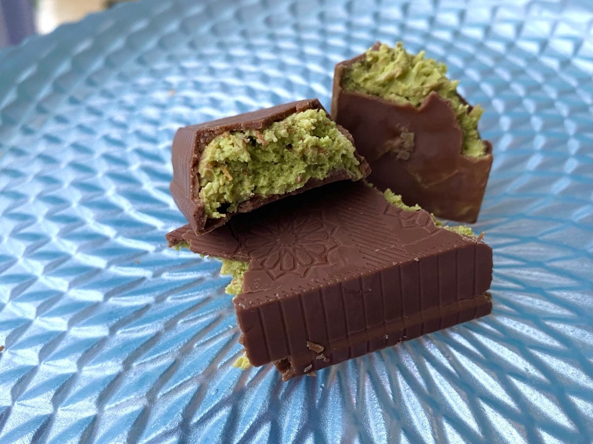 V - Gift Pistachio Praline Dubai Chocolate Bar – Crispy & Nutty Delight 37gr - TryAladdin